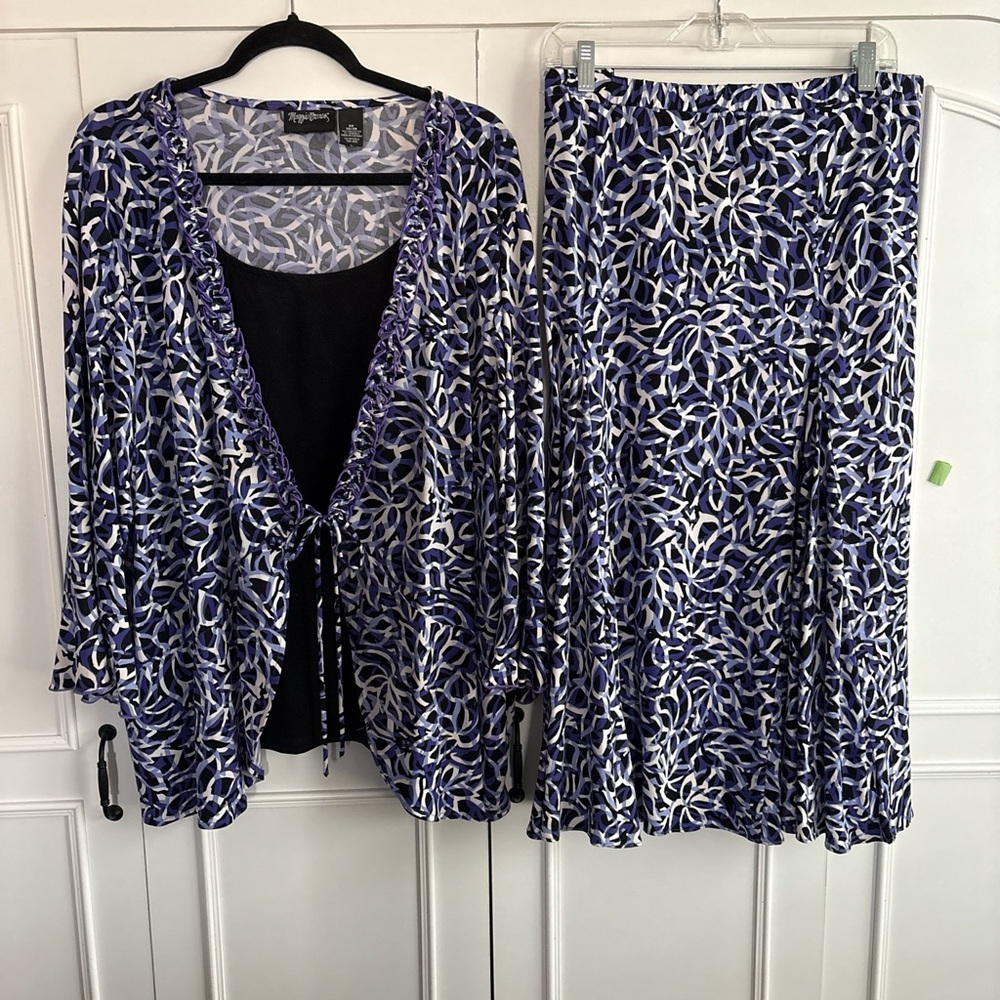 Maggie Barnes Blue, black and White abstract Print Skirt Set